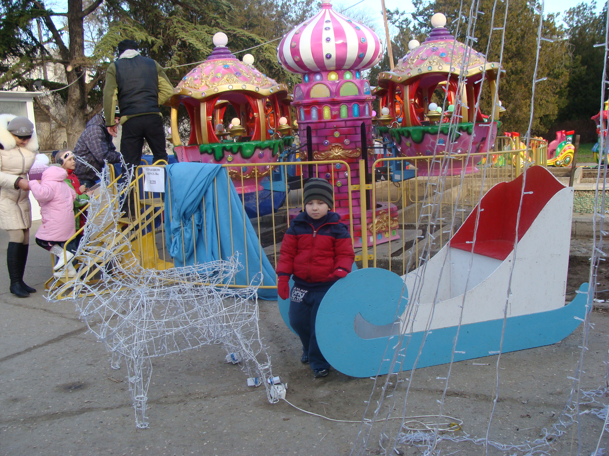 Картодром,  детская площадка,  арена Деда Мороза…