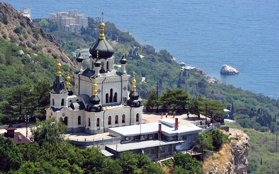 В храмах Крыма  молятся об умножении любви