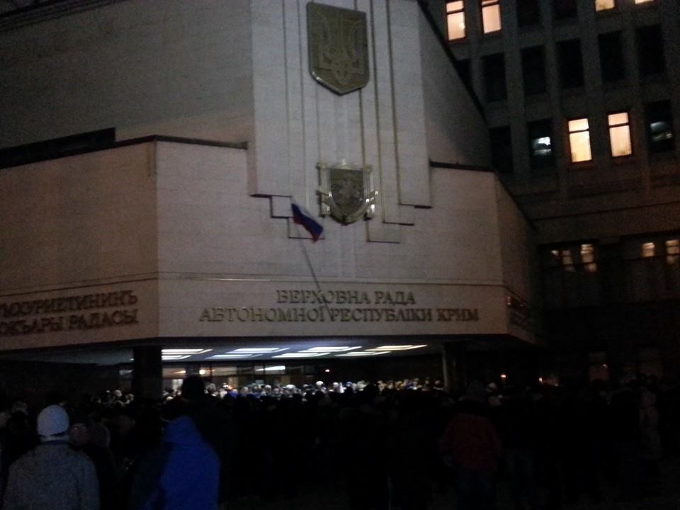 На здании парламента Крыма митингующие установили флаг России