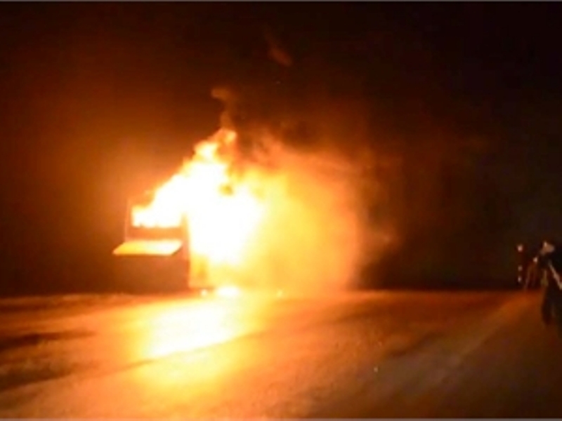 На трассе Одесса-Киев сожгли автобус из Крыма (видео)