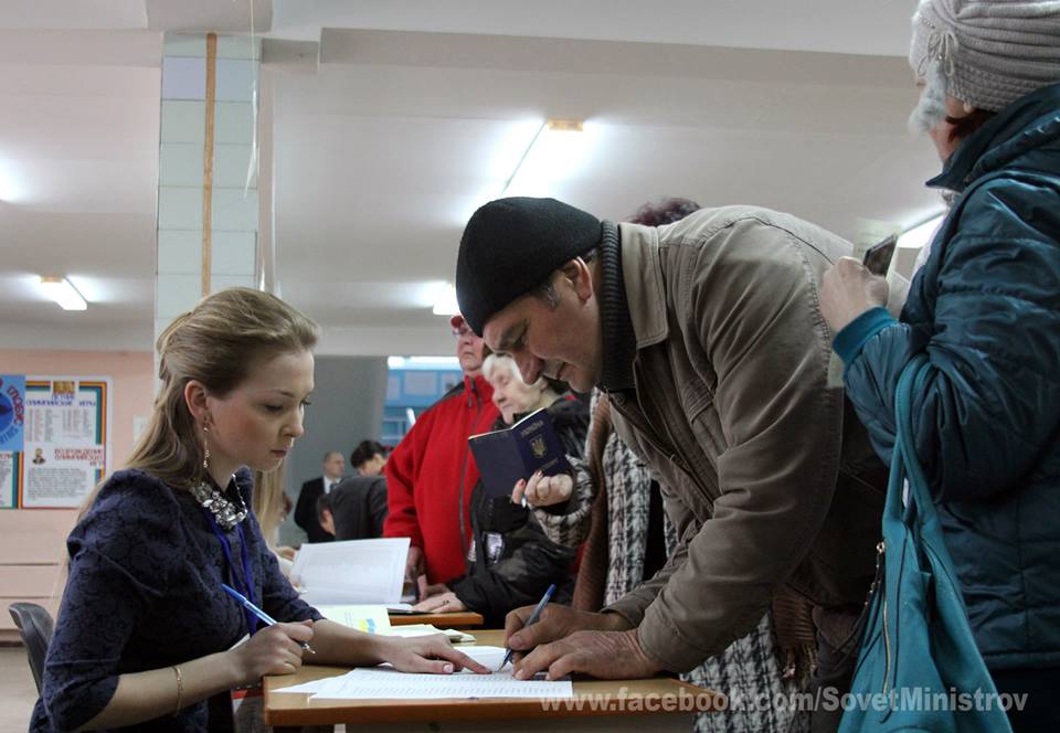 На избирательных участках в Крыму с утра аншлаг