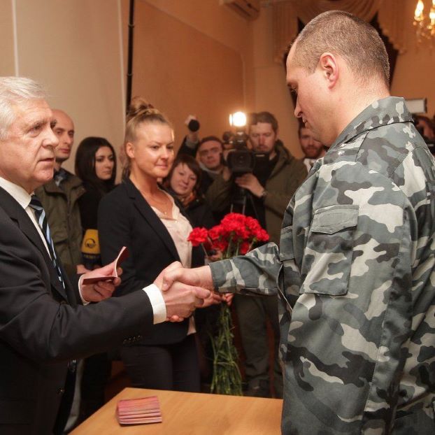 Бойцы  крымского «Беркута» получили российские паспорта