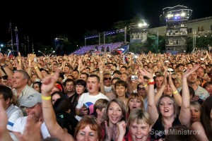 Зрители  в восторге от выступлений звездного десанта из России 