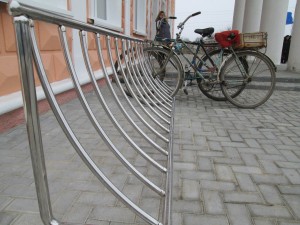 Возле дома культуры сделали даже парковку для велосипедов!