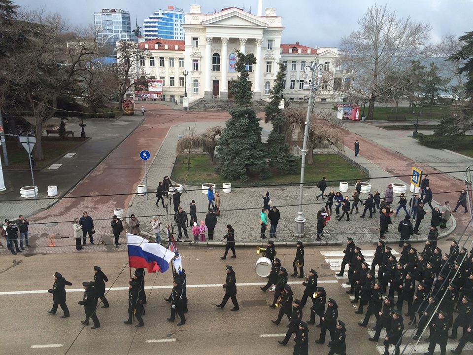 По главной улице с оркестром: в Крыму  состоялся военный парад! (видео)