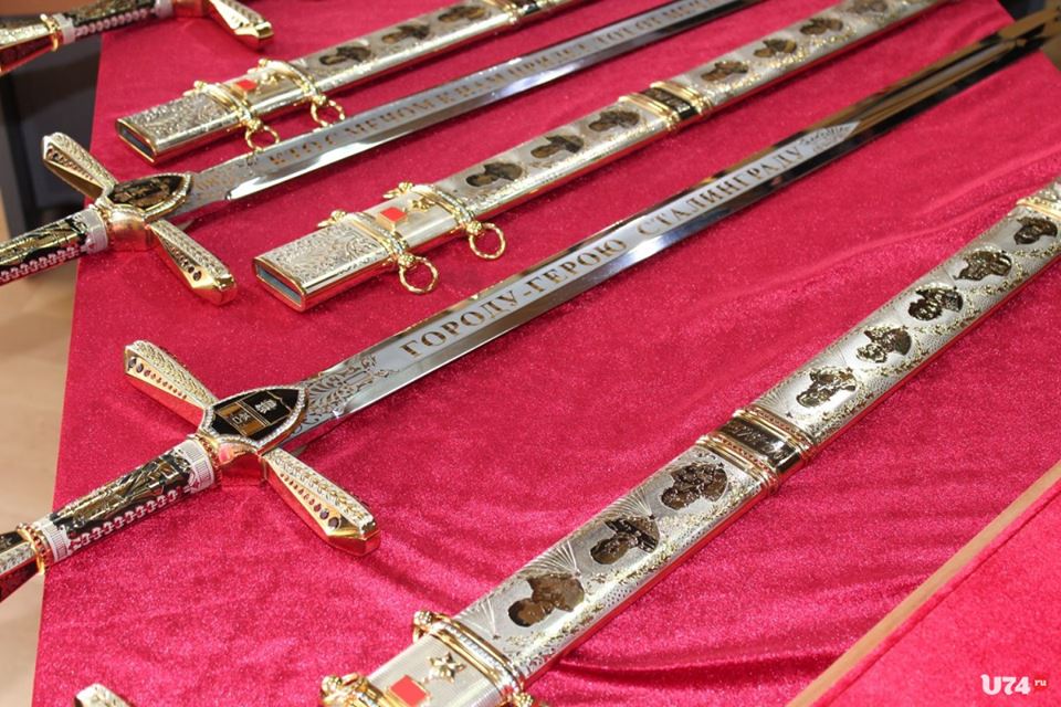 Два «меча Победы»  уральских мастеров  готовы к отправке в  Крым