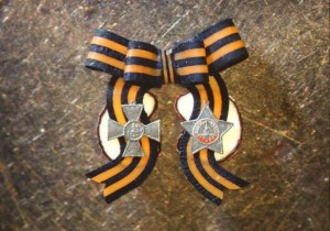  Георгиевский крест и орден Славы, обвитые Георгиевской лентой на маковых зернышках. Они  сделаны из чистого олова. Размеры орденов - около 0,8 мм. 
