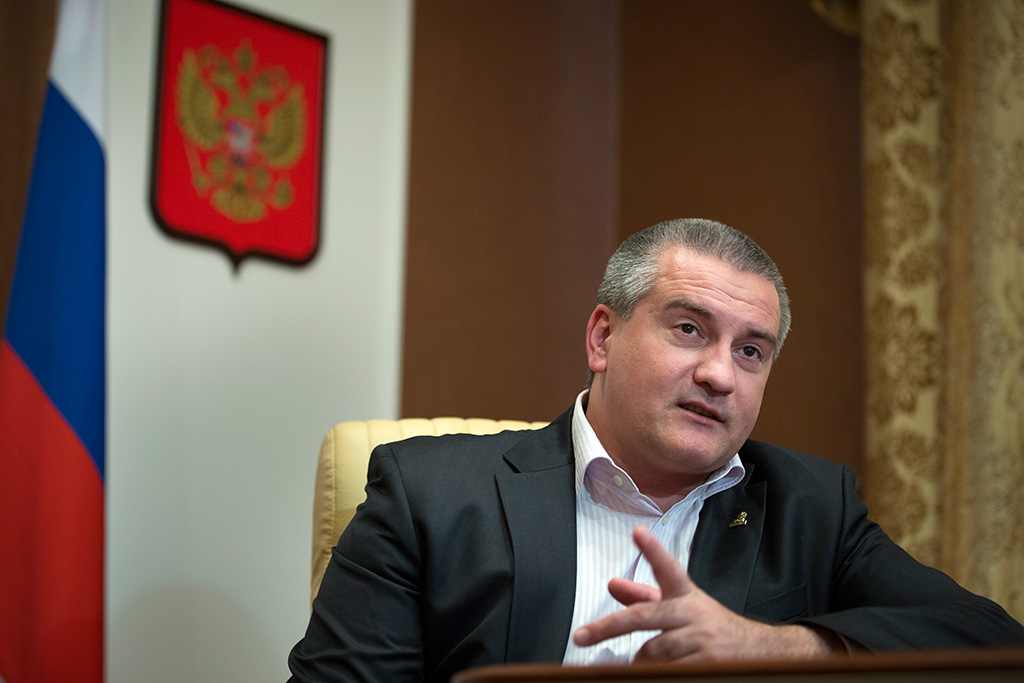 Аксенов советует коллекторам не пытаться взыскать долги с крымчан