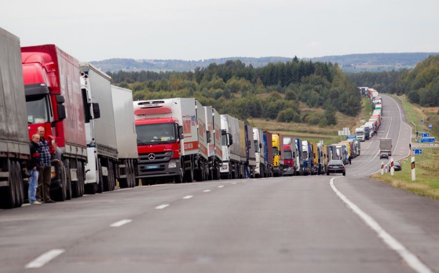 Украина возобновила движение грузовых машин с продовольствием в Крым