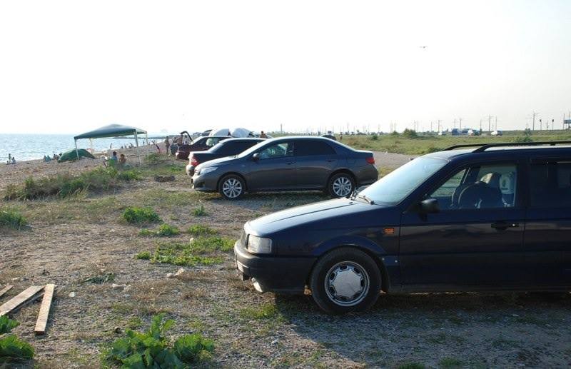 В Крыму гоняют водителей, паркующихся у моря.
