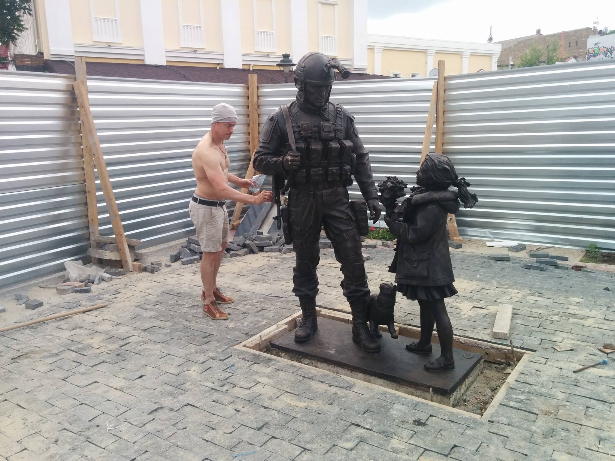 В ‪‎Крыму‬ установили памятник Вежливым людям