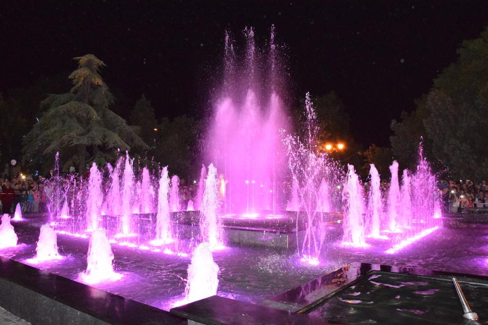 В Евпатории открыли светомузыкальный фонтан