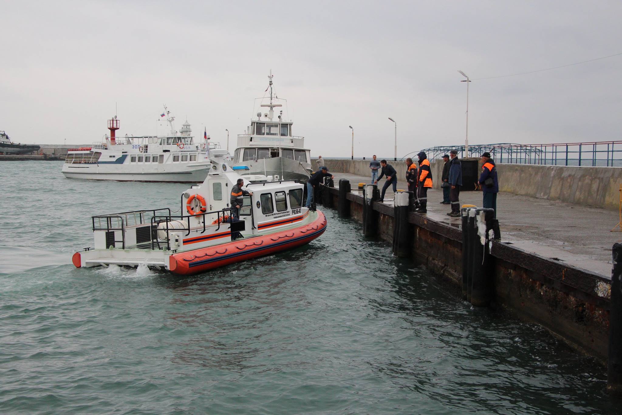 В Крыму возобновили поиски пропавших членов экипажа