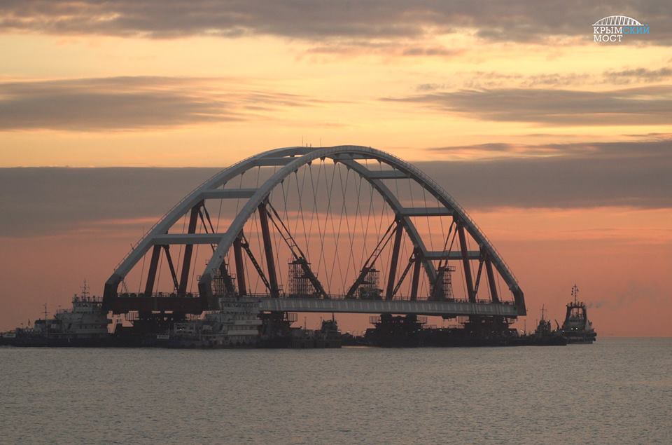 Начата установка автодорожной арки Крымского моста