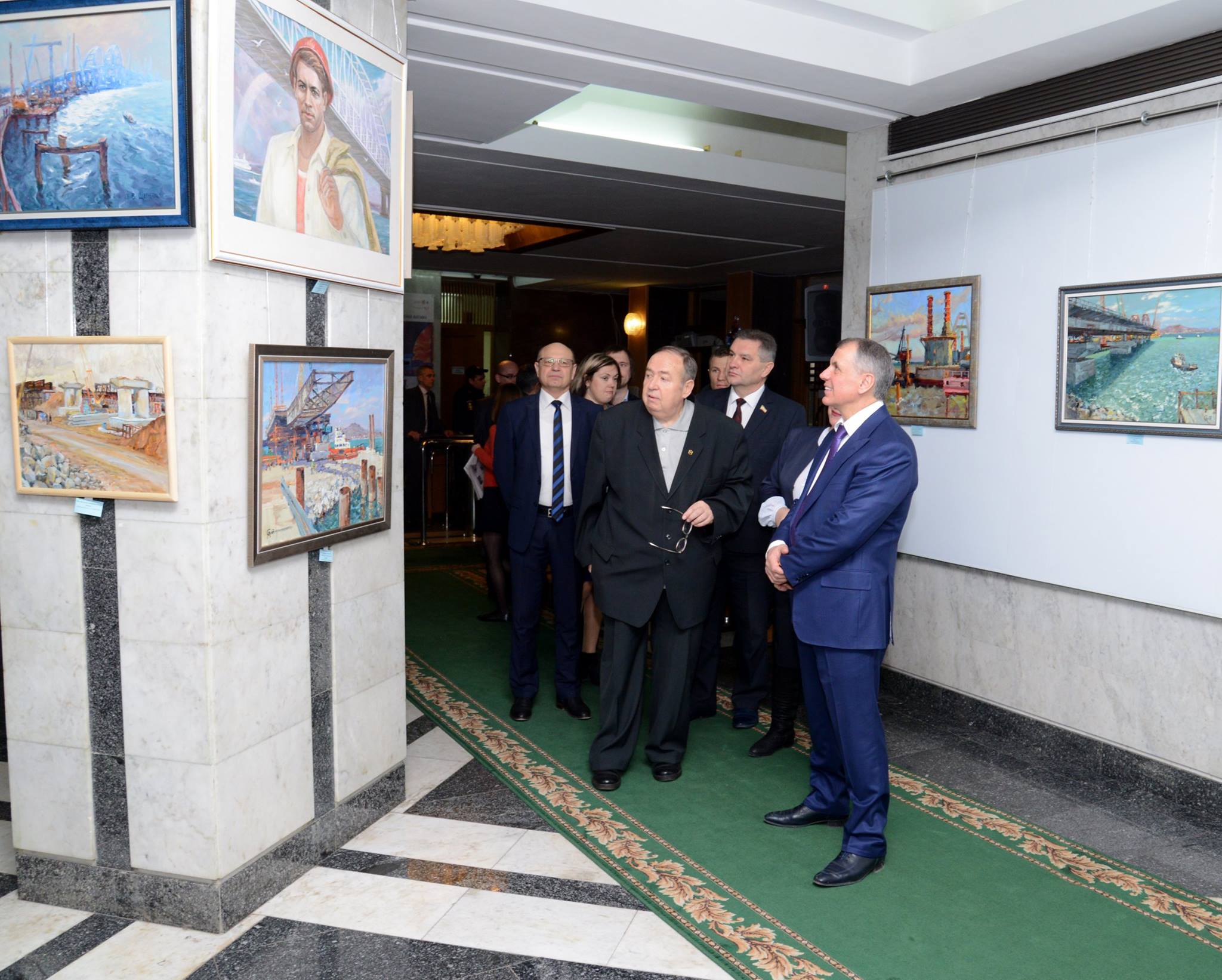В крымском парламенте открылась выставка картин «Мост, соединивший навеки»