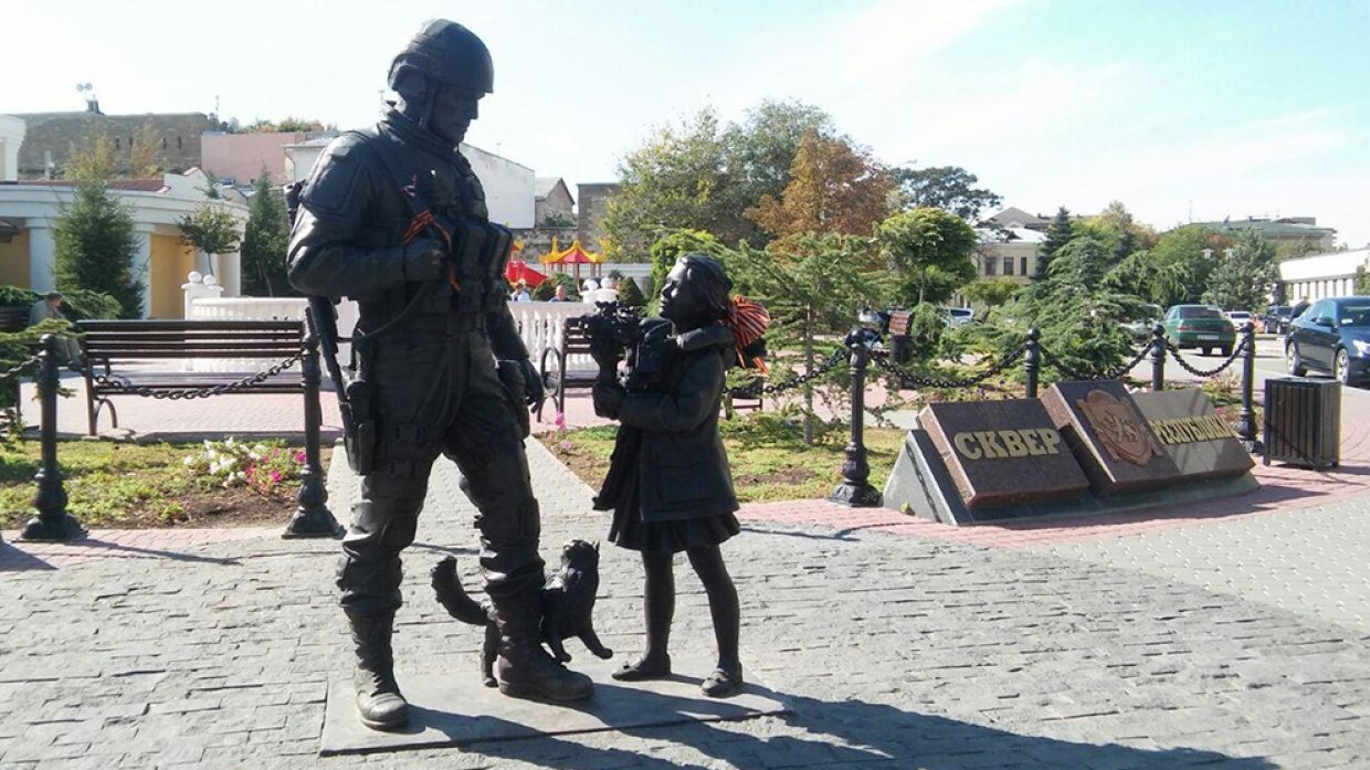 Вандал, обливший памятник «Вежливым людям» в Симферополе, задержан