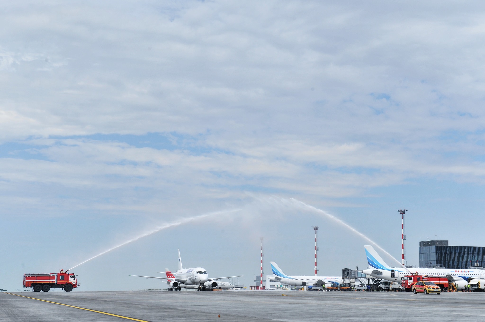 Первый рейс новой авиакомпании в аэропорту Симферополя встретили водной аркой