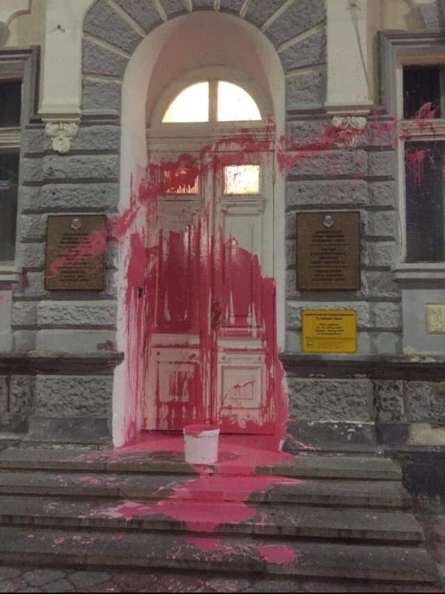 В Евпатории вандалы облили краской здание горадминистрации