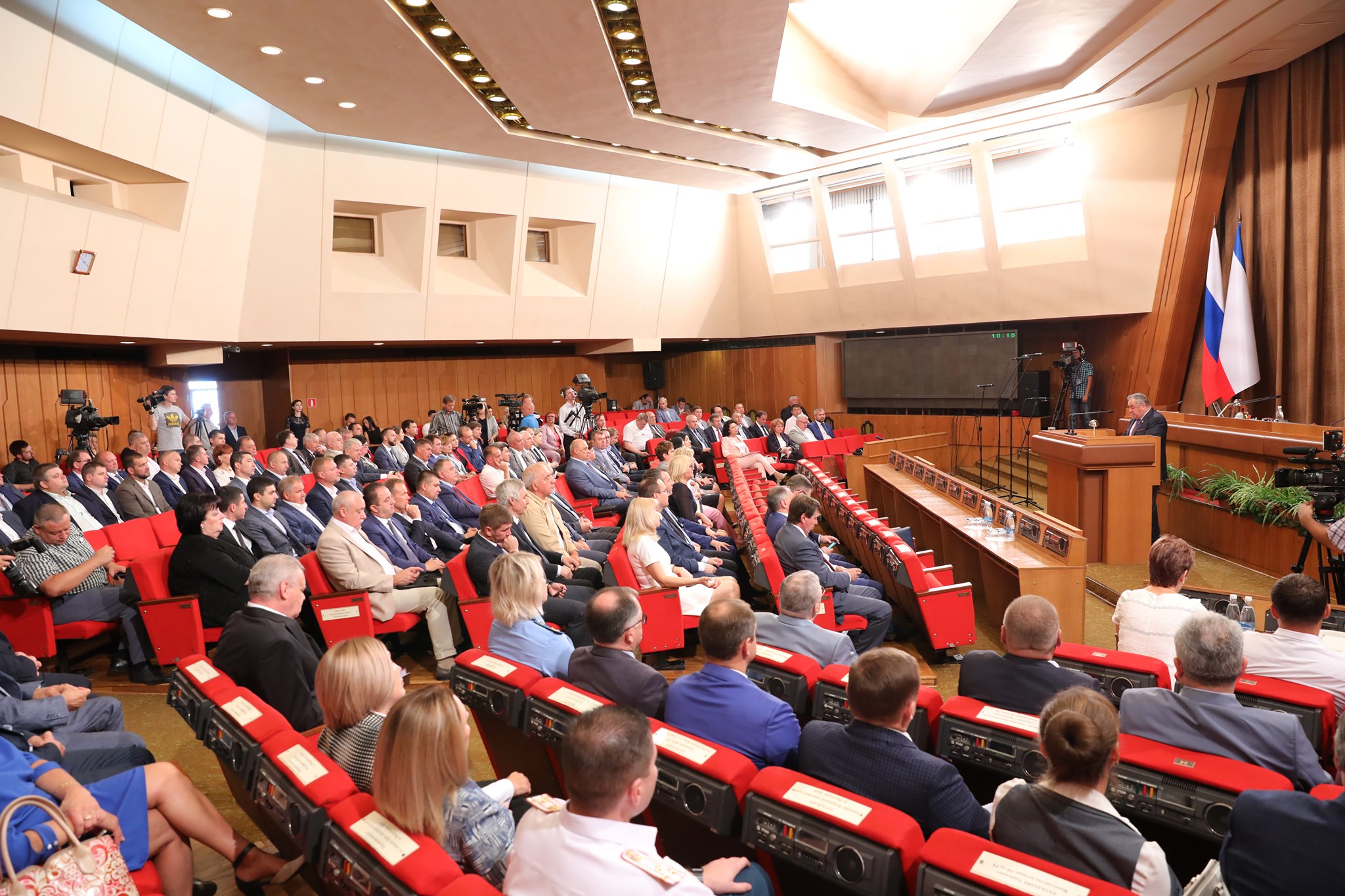 Новый состав парламента Крыма сегодня приступил к работе