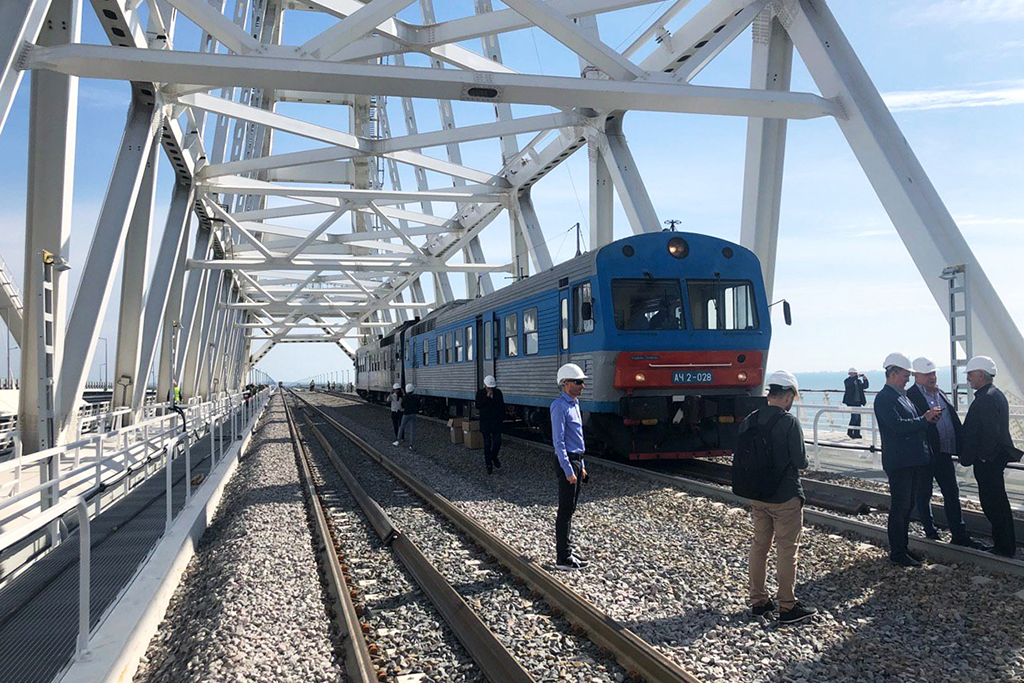 По Крымскому мосту в тестовом режиме запустили дизельный поезд (видео)