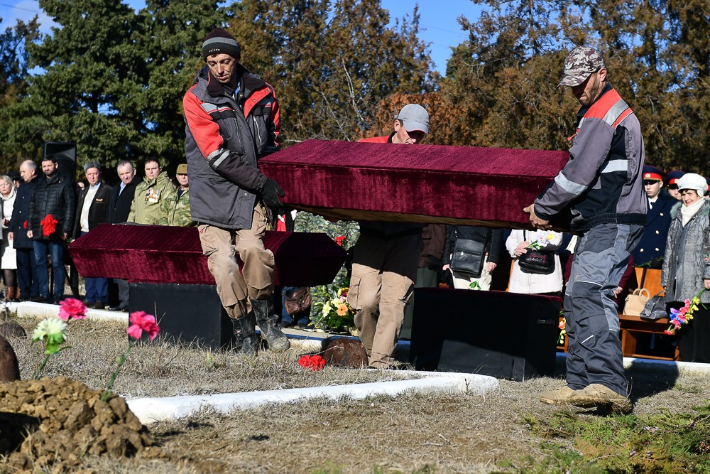 В Феодосии с почестями захоронили останки советских воинов