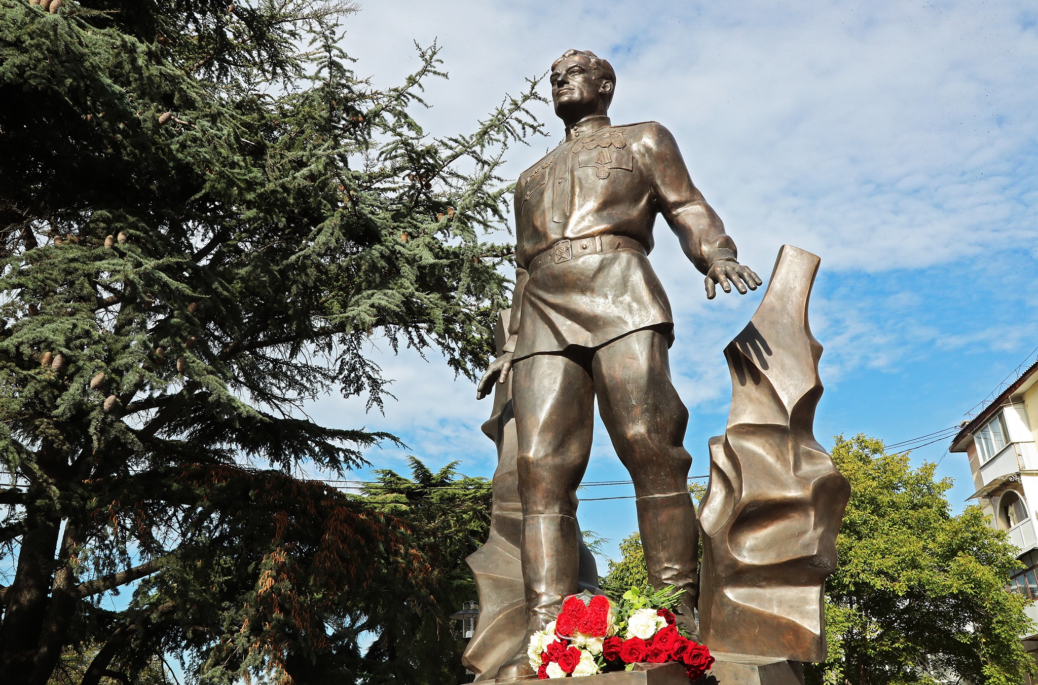 В Симферополе открыли памятник Амет-Хану Султану